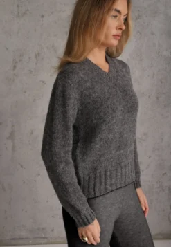 Ciemnoszary Sweter Oversize z Wełną Dekolt V Nleora