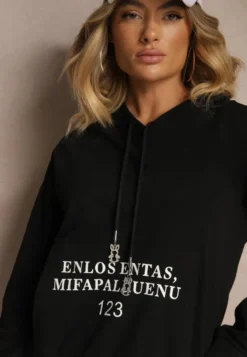 Czarna Bluza o Klasycznym Kroju z Kapturem i Kieszenią Firloti