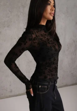 Czarna Bluzka Longsleeve ze Stójką z Siateczkowego Materiału z Kwiatowym Wzorem Harlie