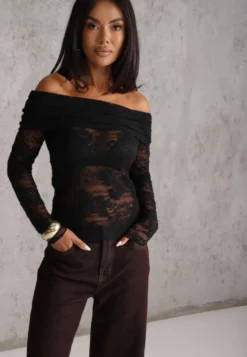 Czarna Bluzka Longsleeve z Koronki z Wywijanym Dekoltem z Odkrytymi Ramionami Amarie