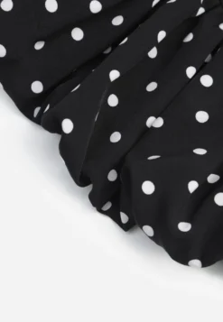 Czarna Bluzka w Kropki z Wiązanym Dekoltem Halter i Baskinką Cesiera