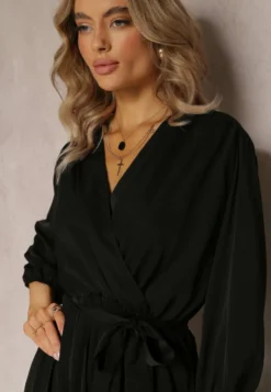 Czarna Kopertowa Sukienka z Gumką i Paskiem w Talii Zdobiona Plisowaniem Kaylina