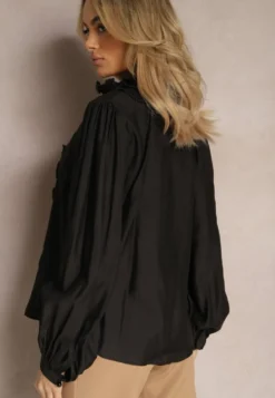 Czarna Koszula w Stylu Vintage Ozdobiona Falbankami z Perełkami z Przodu Calipso