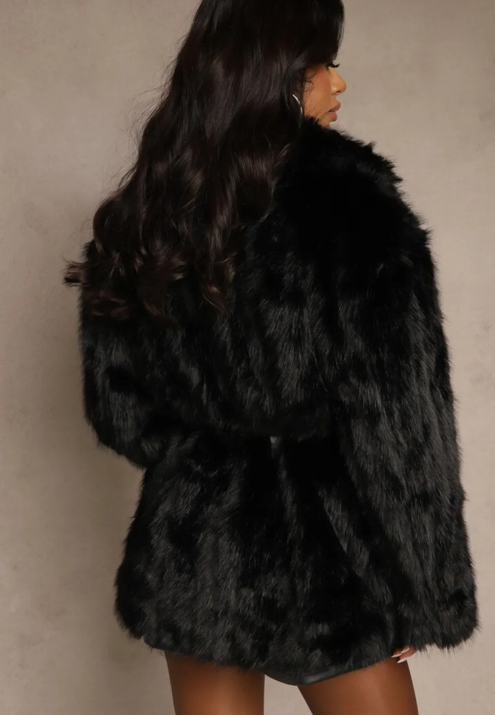 Czarna Kurtka Futerko w Eleganckim Stylu z Paskiem z Klamerką Govera