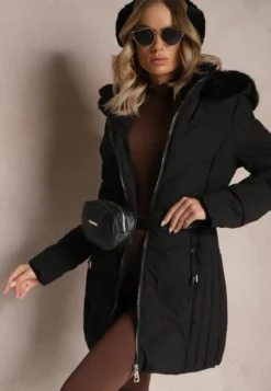 Czarna Kurtka o Fasonie Płaszcza z Pikowaniem i Futrzanym Kapturem Mavila