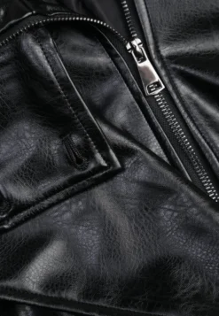 Czarna Kurtka Przejściowa Bomber Jacket z Imitacji Skóry z Połyskiem z Wysoką Stójką Blazara