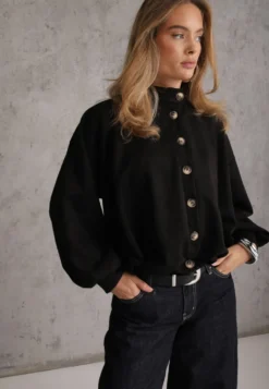 Czarna Kurtka Przejściowa w Stylu Preppy o Fasonie Bomberki z Guzikami Zirafena