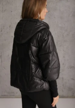 Czarna Kurtka Przejściowa z Kapturem Ozdobiona Pikowaniem i Długimi Ściągaczami Timbera