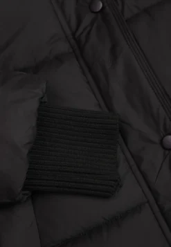 Czarna Kurtka Zimowa Typu Puffer z Odpinanym Kapturem i Elastycznymi Mankietami Evrena