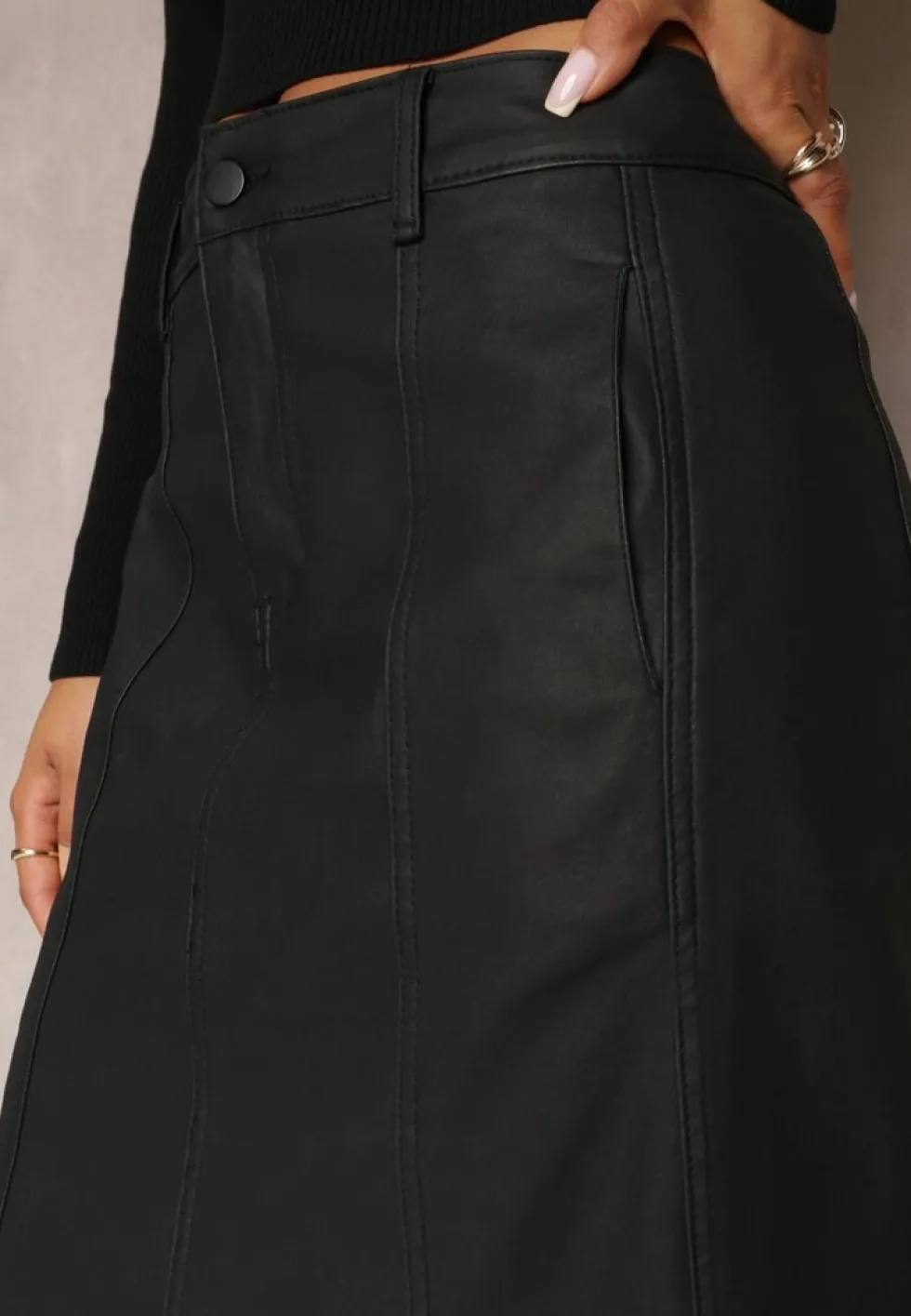 Czarna Maxi Trapezowa Spódnica z Imitacji Skóry Agapito
