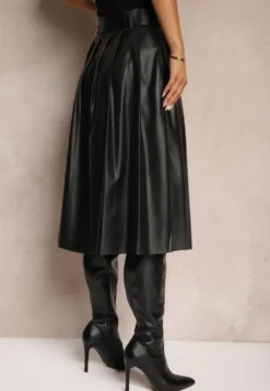 Czarna Plisowana Spódnica w Stylu Preppy o Rozkloszowanym Kroju High Waist z Paskiem Iriviel