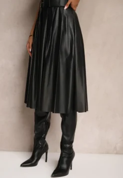 Czarna Plisowana Spódnica w Stylu Preppy o Rozkloszowanym Kroju High Waist z Paskiem Iriviel