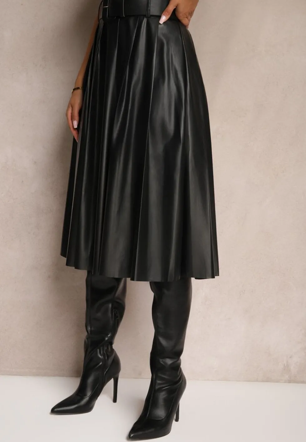 Czarna Plisowana Spódnica w Stylu Preppy o Rozkloszowanym Kroju High Waist z Paskiem Iriviel