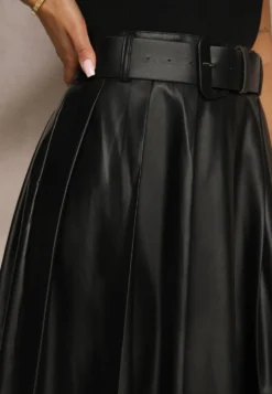 Czarna Plisowana Spódnica w Stylu Preppy o Rozkloszowanym Kroju High Waist z Paskiem Iriviel