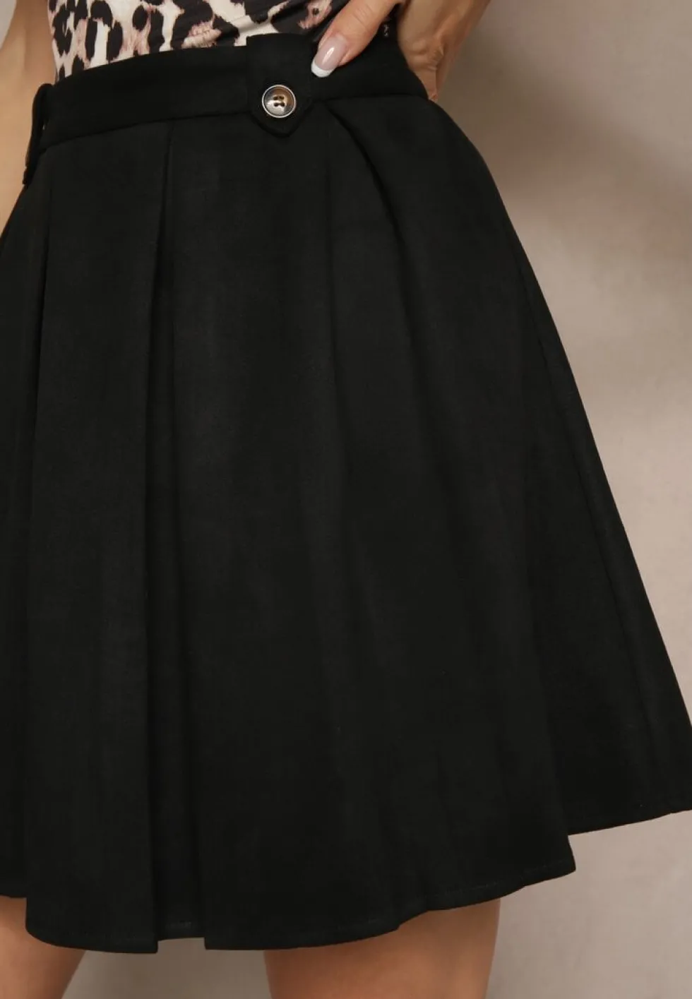 Czarna Rozkloszowana Spódnica Stylizowana na Zamszową z Plisami w Stylu Preppy Sealia
