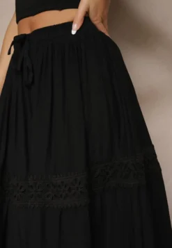 Czarna Rozkloszowana Spódnica z Wiskozą Zdobiona Koronką Bannela