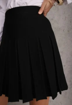Czarna Spódnica High Waist z Wiskozą Zdobiona Plisami Coroxera
