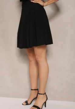 Czarna Spódnica z Wiskozą o Rozkloszowanym Kroju z Plisami i Gumką w Pasie w Stylu Preppy Iliola