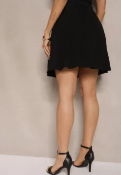 Czarna Spódnica z Wiskozą o Rozkloszowanym Kroju z Plisami i Gumką w Pasie w Stylu Preppy Iliola