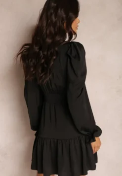 Czarna Sukienka Taliowana z Falbanami Casserona