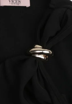 Czarna Sukienka VICES z Metaliczną Ozdobą na Ramieniu Coraena