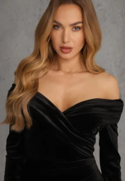 Czarna Sukienka z Weluru VICES Off Shoulder z Rozcięciem Elinesh