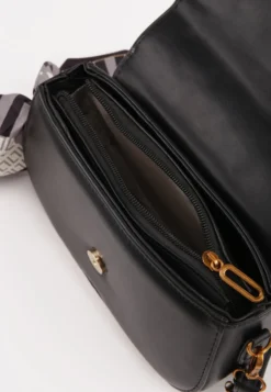 Czarna Torebka Listonoszka na Klapę z Ozdobną Klamrą w Stylu Retro i Apaszką Zandrai