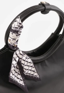 Czarna Torebka Shopper z Paskiem i Okrągłymi Rączkami Zdobionymi Chustą Kassone