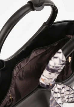 Czarna Torebka Shopper z Paskiem i Okrągłymi Rączkami Zdobionymi Chustą Kassone