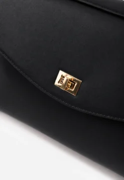 Czarna Torebka Typu Kuferek z Rączką i Klapą z Paskiem Crossbody Phoebyne