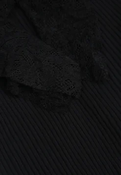 Czarna Wiskozowa Bluzka z Rozkloszowanymi Rękawami z Koronki Serenova