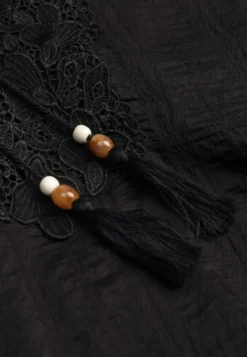 Czarna Wiązana Bluzka w Stylu Boho z Tencelu z Koralikami i Koronką Helotis