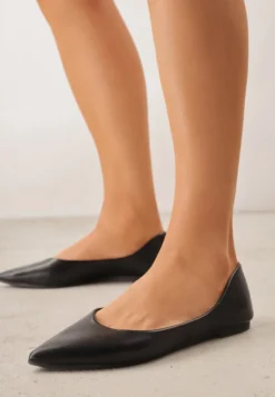 Czarne Balerinki ze Szpiczastymi Noskami w Eleganckim Stylu Lagenaria