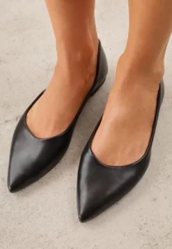 Czarne Balerinki ze Szpiczastymi Noskami w Eleganckim Stylu Lagenaria