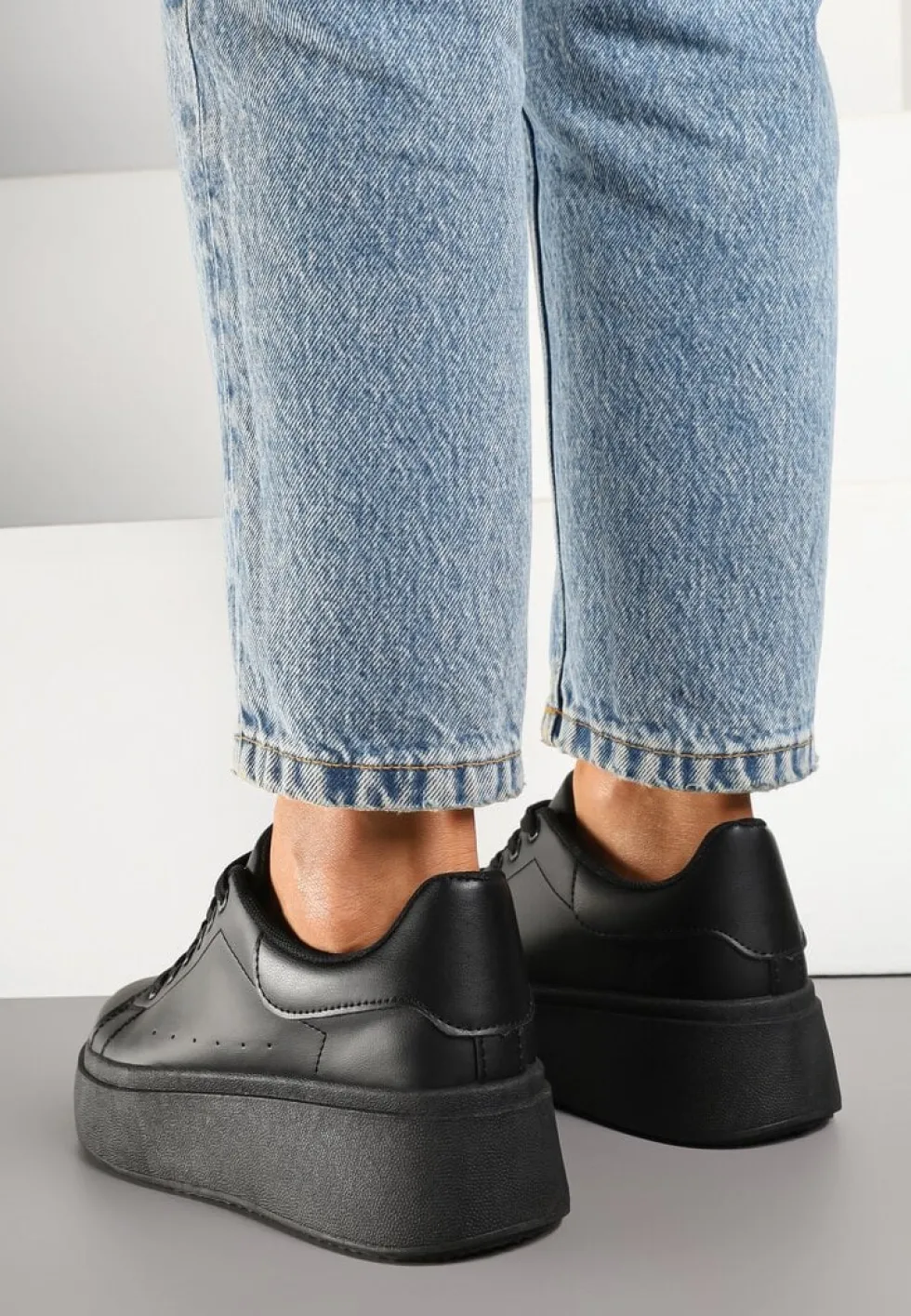 Czarne Basicowe Sneakersy na Platformie Jorvisa
