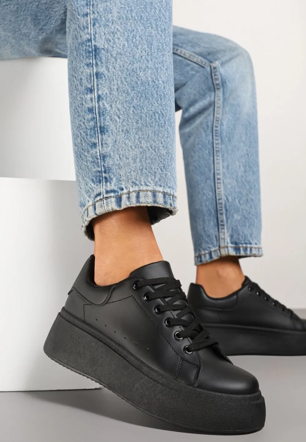 Czarne Basicowe Sneakersy na Platformie Jorvisa