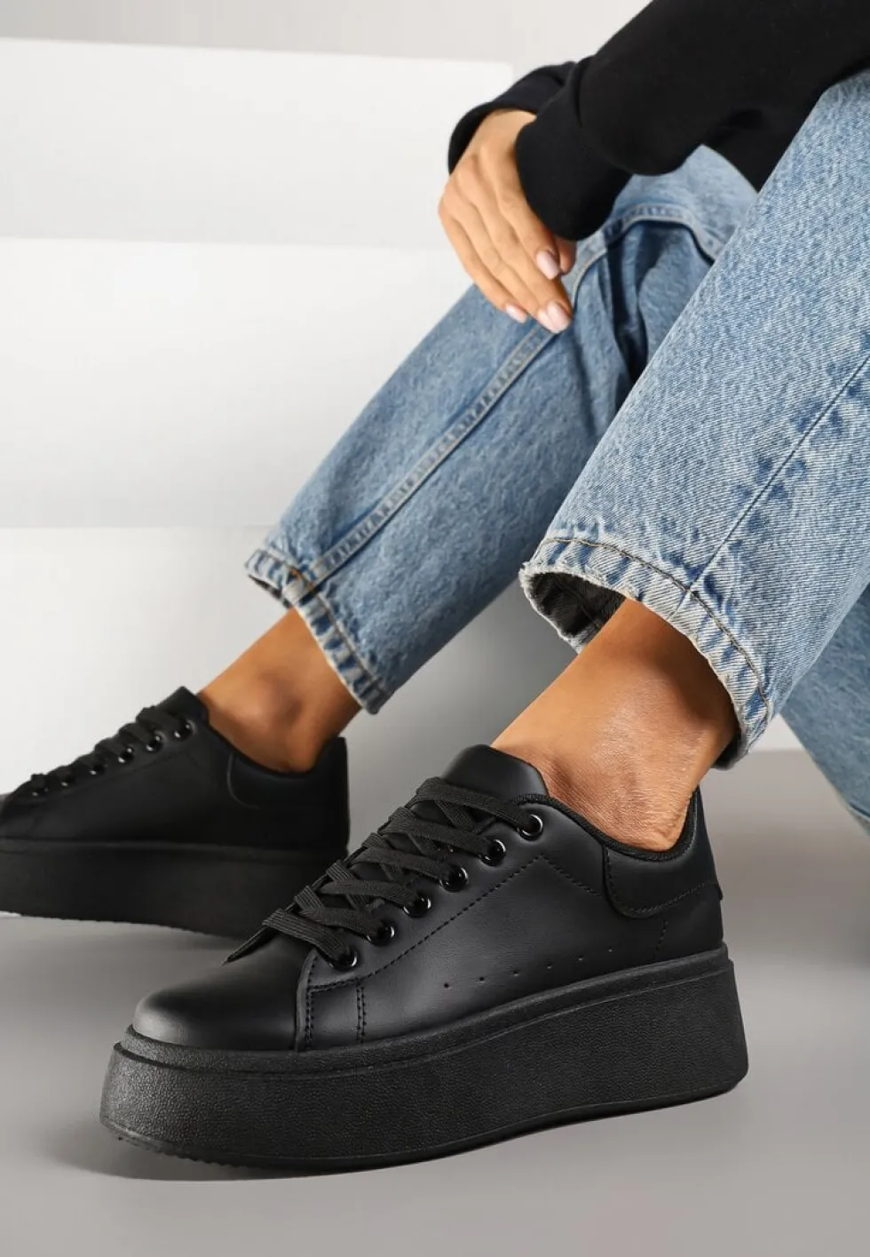 Czarne Basicowe Sneakersy na Platformie Jorvisa
