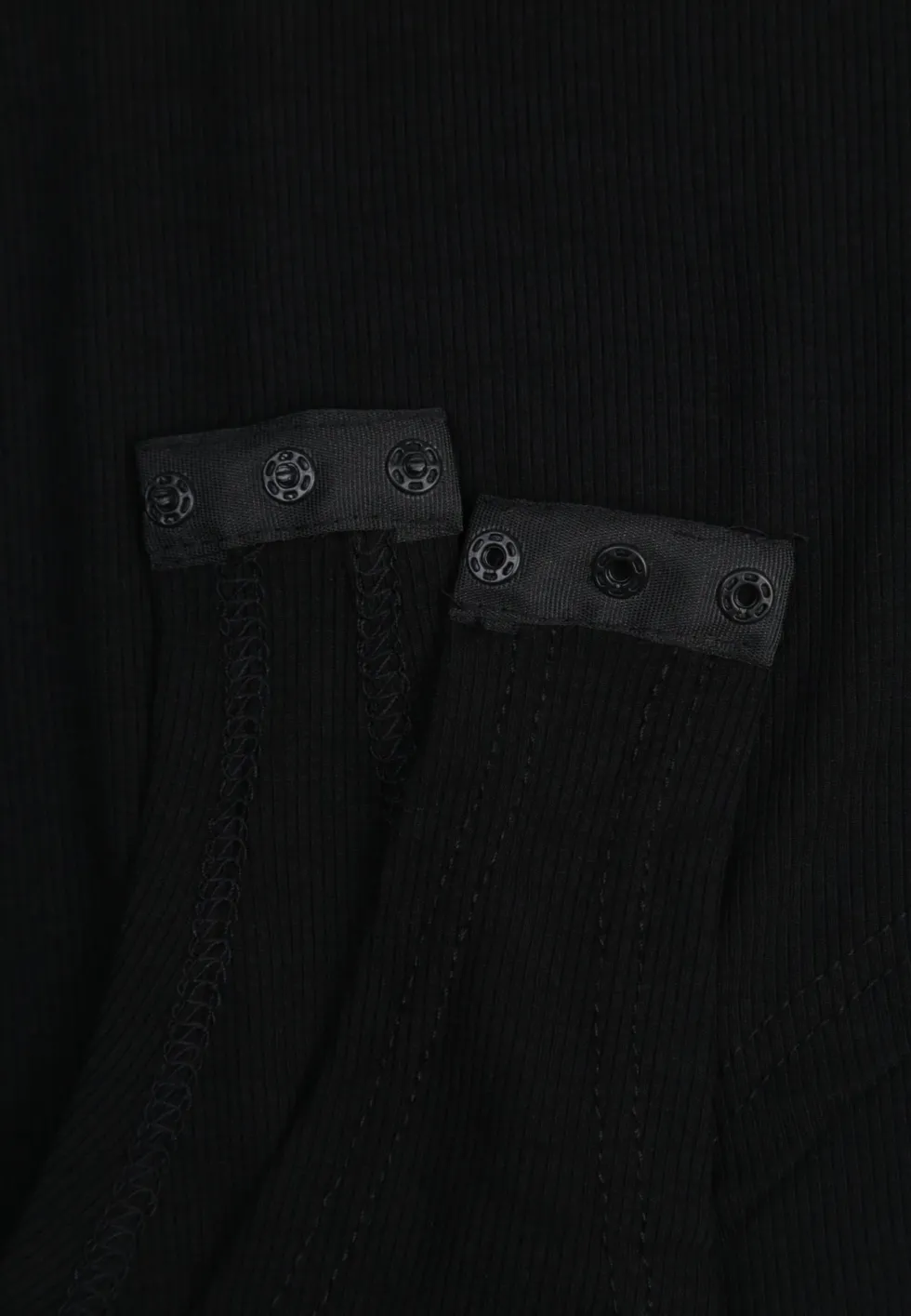 Czarne Body Longsleeve z Dużą Zawartością Wiskozy i Ozdobną Koronką przy Dekolcie Serendelle