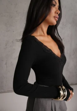 Czarne Body Longsleeve z Dużą Zawartością Wiskozy i Ozdobną Koronką przy Dekolcie Serendelle