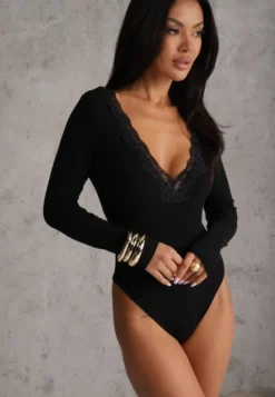 Czarne Body Longsleeve z Dużą Zawartością Wiskozy i Ozdobną Koronką przy Dekolcie Serendelle