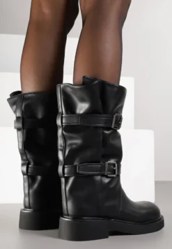 Czarne Botki Biker Boots z Marszczoną Cholewką i Paskami ze Sprzączkami Sinesa