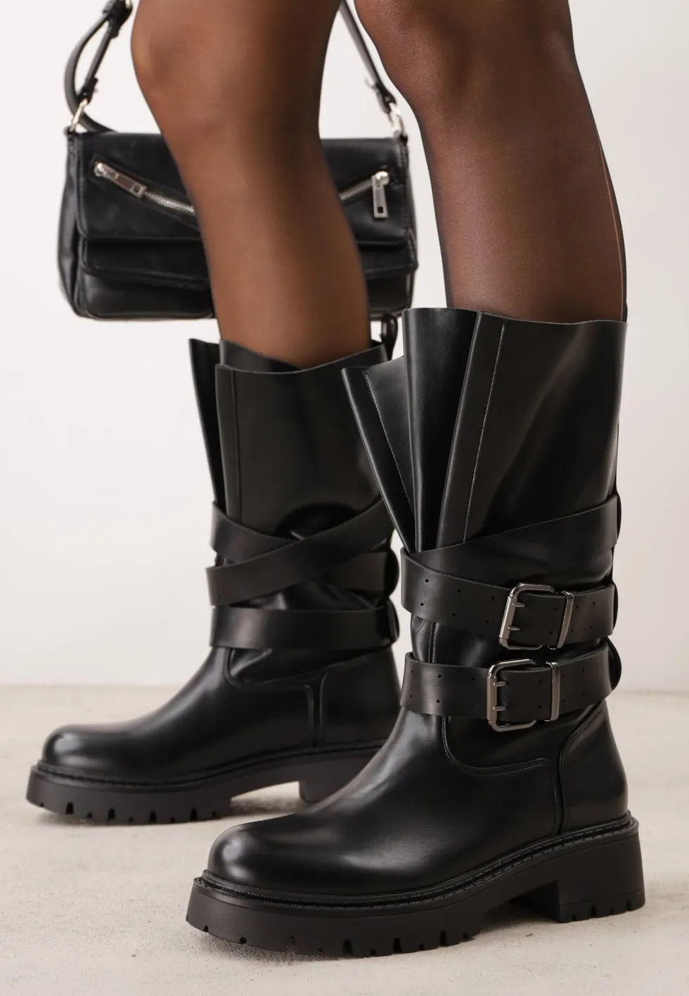 Czarne Botki Biker Boots z Ozdobnymi Paskami ze Sprzączkami i Rozszerzaną Cholewką Tiameca