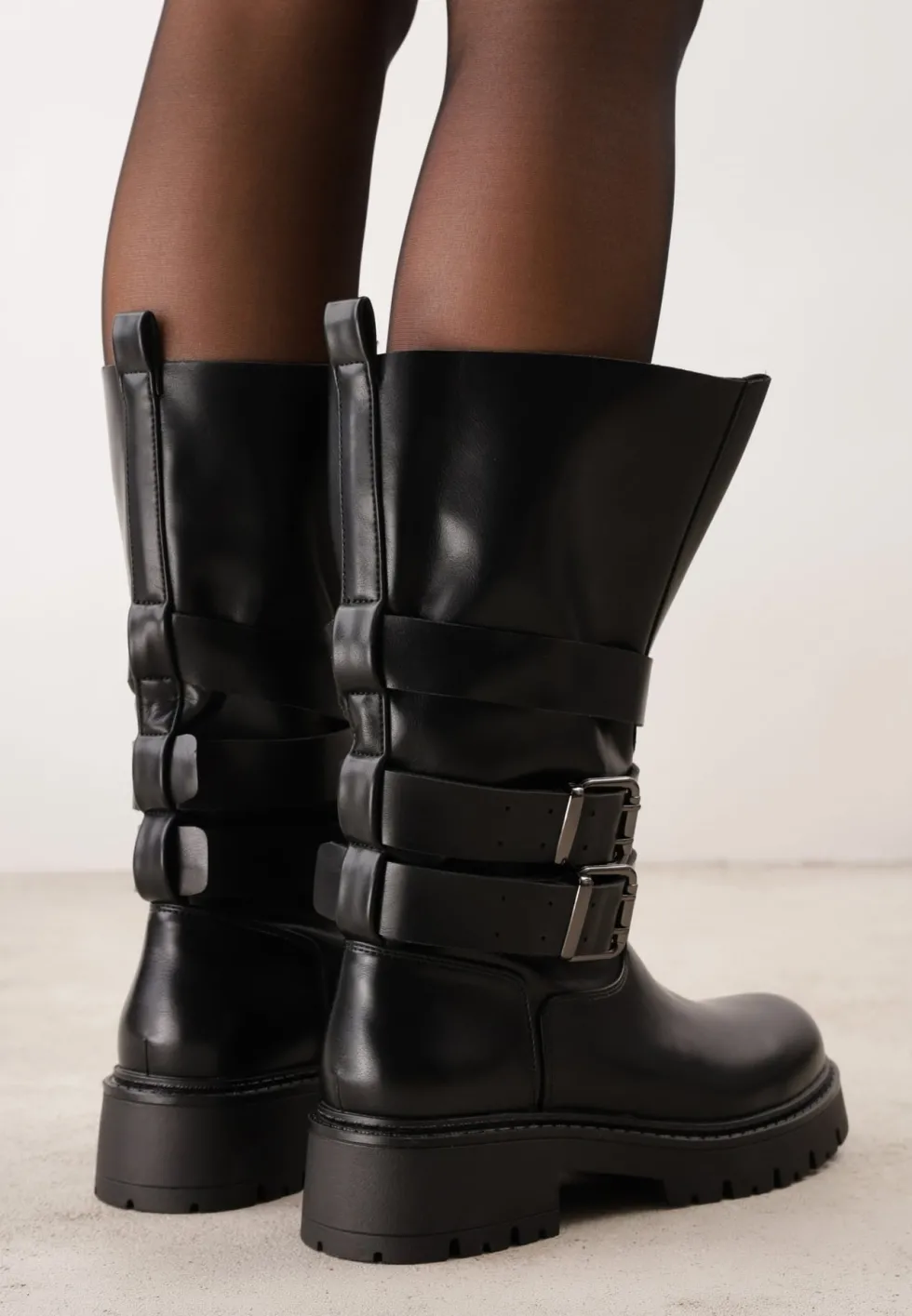 Czarne Botki Biker Boots z Ozdobnymi Paskami ze Sprzączkami i Rozszerzaną Cholewką Tiameca