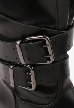 Czarne Botki Biker Boots z Ozdobnymi Paskami ze Sprzączkami i Rozszerzaną Cholewką Tiameca
