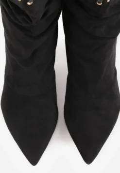 Czarne Botki Slouchy na Szpilce z Imitacji Zamszu z Ozdobnymi Metalowymi Oczkami Tallie