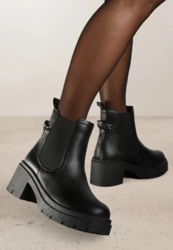 Czarne Botki Sztyblety na Słupku z Protektorem i Ozdobnym Łańcuchem Shalise
