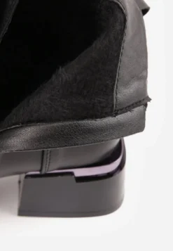 Czarne Botki Vices na Klocku ze Zdobieniem i Sznurowaną Cholewką Falmirea