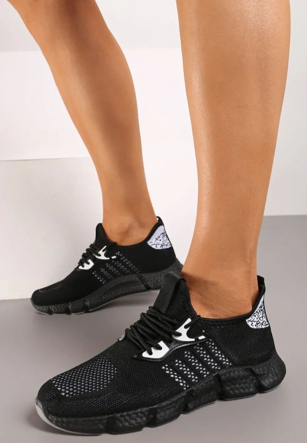 Czarne Buty Sportowe przed Kostkę z Perforacją Shoseal