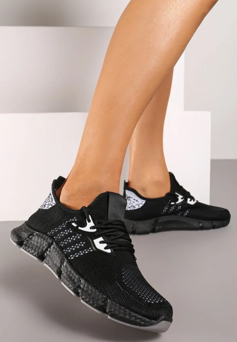 Czarne Buty Sportowe przed Kostkę z Perforacją Shoseal