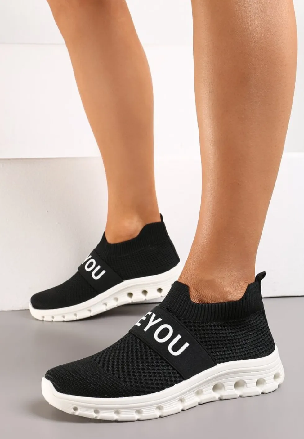 Czarne Buty Sportowe z Napisem LOVE i Elastyczną Cholewką Alaissa